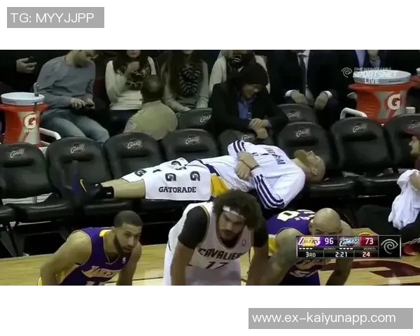 约基奇受伤后痛苦翻滚扶栏而行左脚无法承重艰难回更衣室